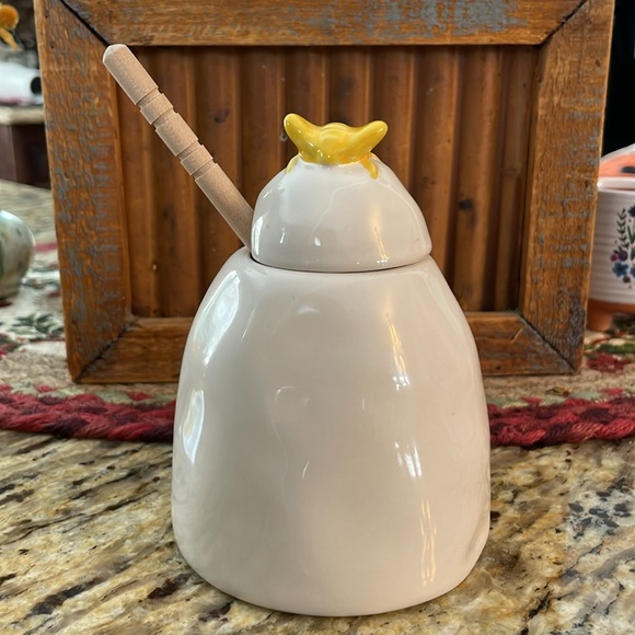 🌎 Rae Dunn HONEY Pot with Wooden Dipper Large Letter Yellow Bee on Lid - Picture 3 of 11